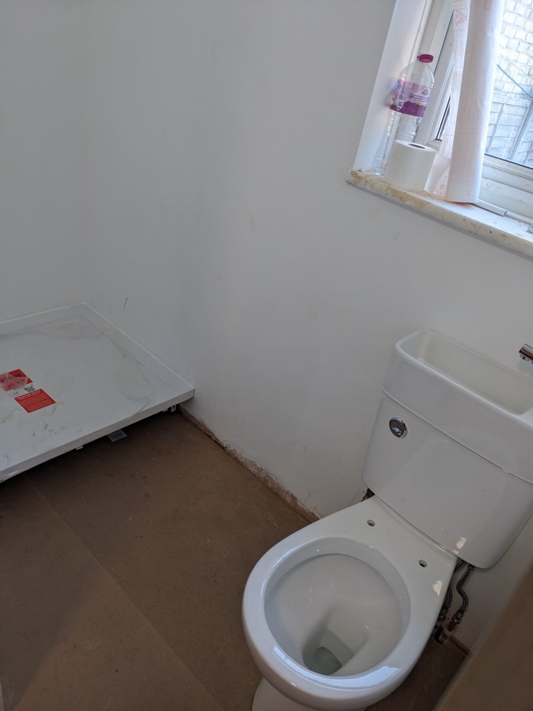Lot: 168 - MID-TERRACE HOUSE FOR IMPROVEMENT - Upper ground floor studio flat shower room with W.C.